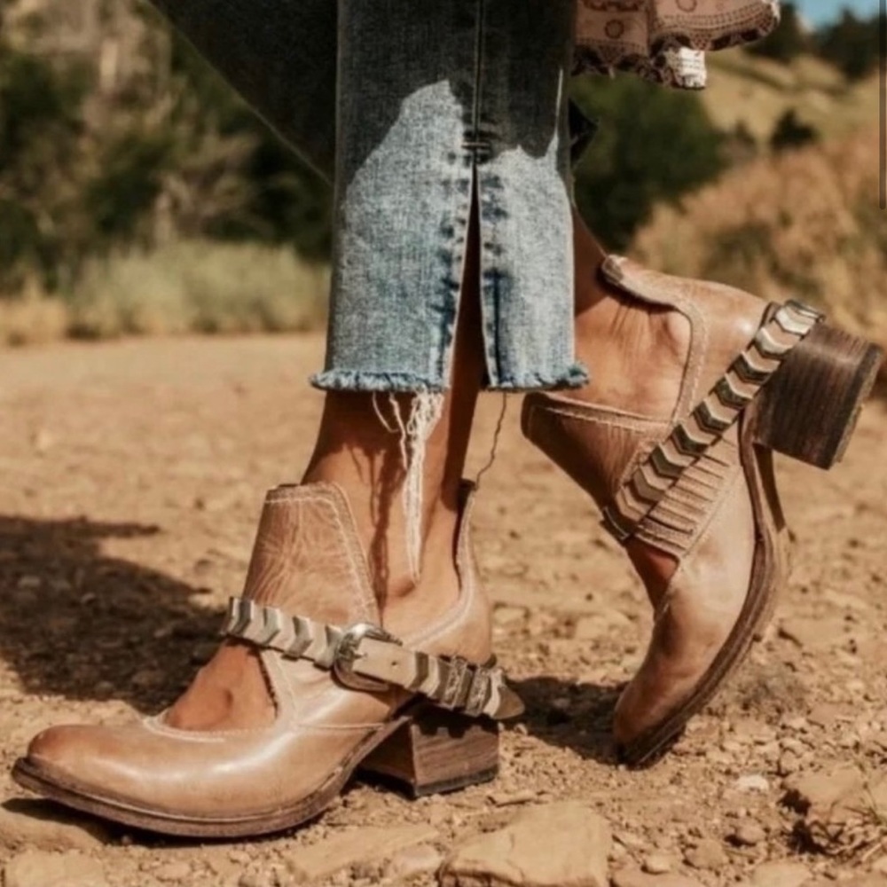 Freebird Blade Booties / Taupe / Size 7